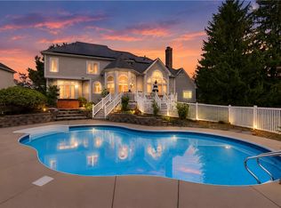2 Pipers Meadow Trl, Penfield, NY 14526