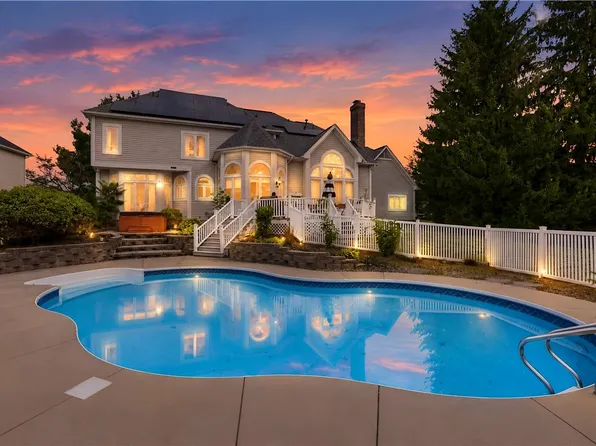 2 Pipers Meadow Trl, Penfield, NY 14526