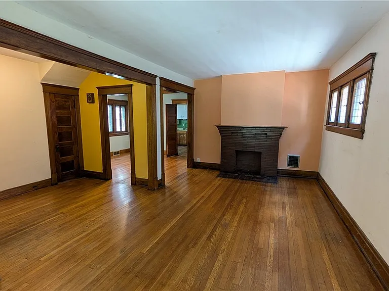 37 Manchester Pl #LOWER — Photo 4