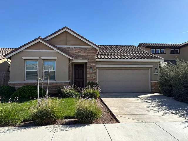4 bed, 1969 sqft, $3,100 — Photo 2