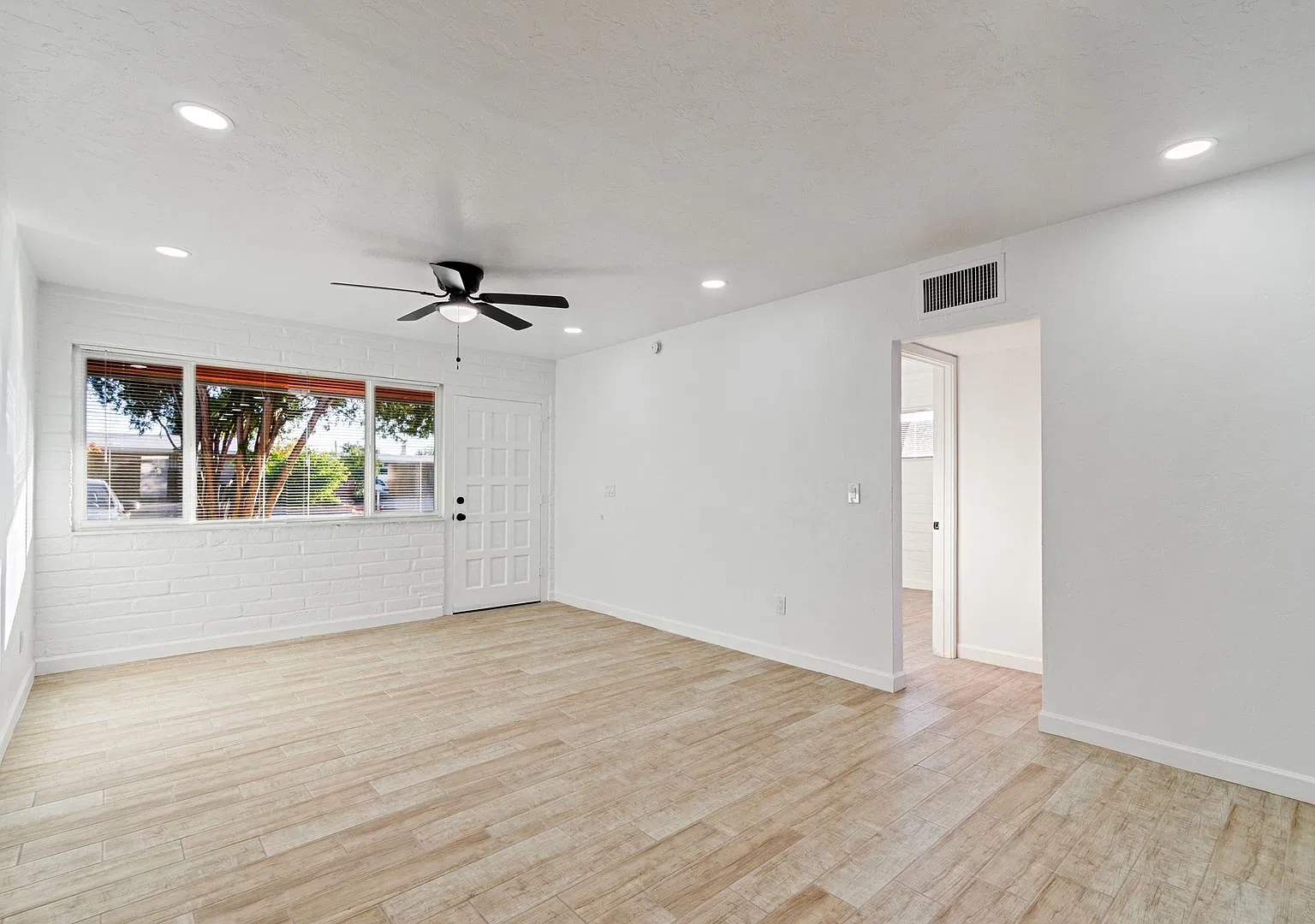 Completely remodeled Townhome near TMC — Photo 1