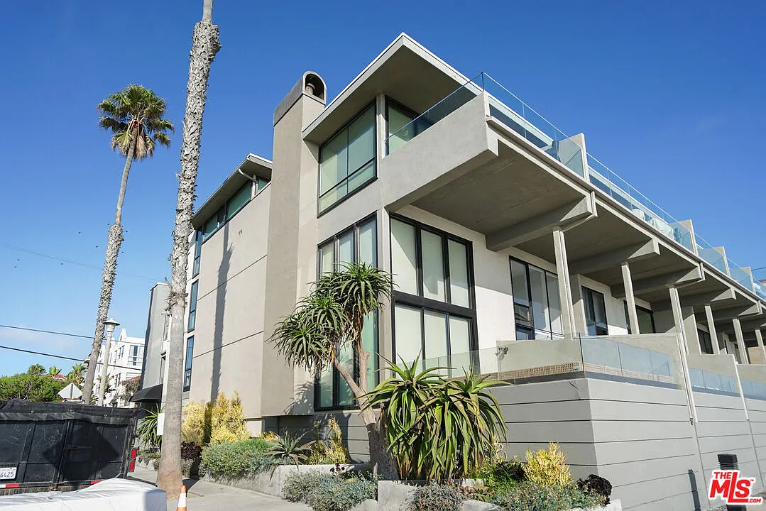 2 bed, 2.0 bath, 678 sqft, $6,495 — Photo 2