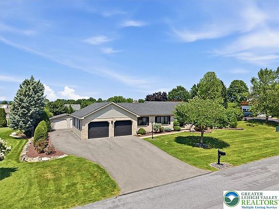 3rd image of 4652 Willow Ln