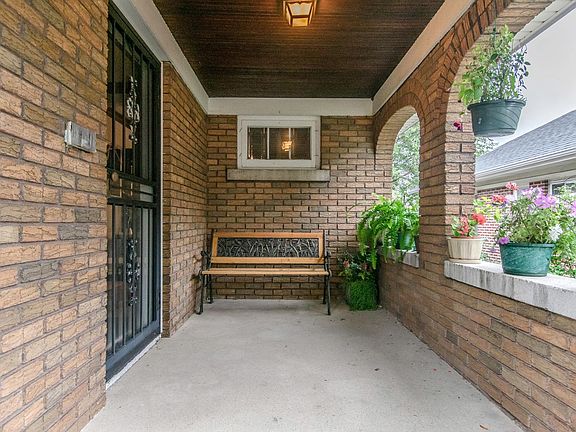 3rd image of 1014 N Prairie Ave