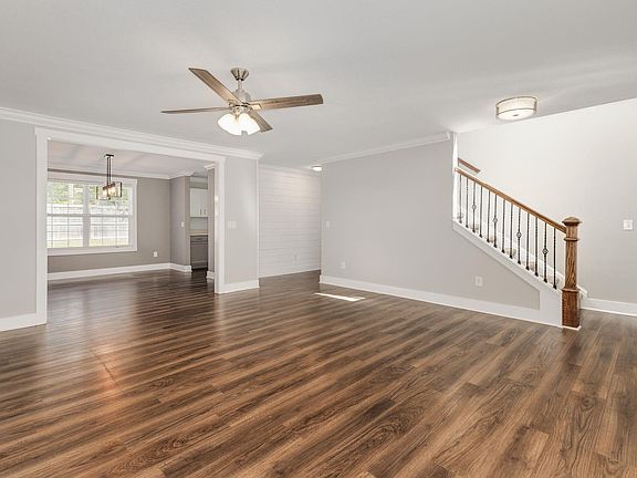 5th image of 419 Woodford Way