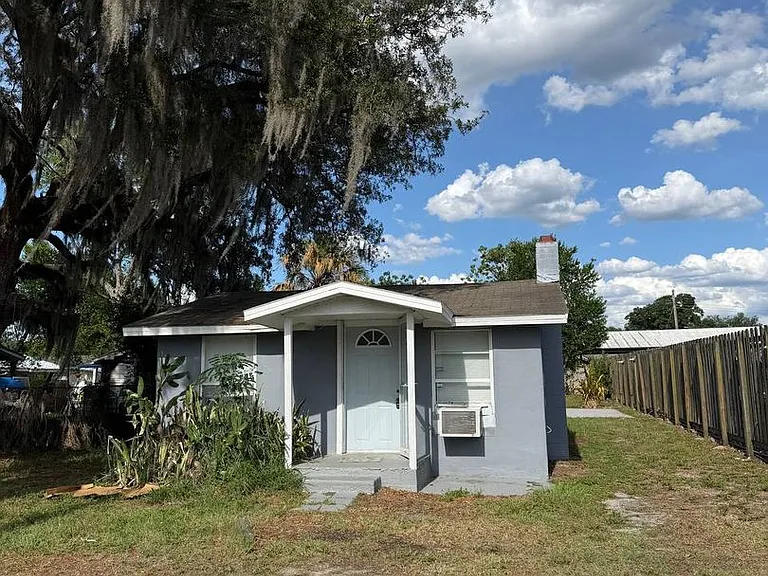 1035 N Davis Ave — Photo 1