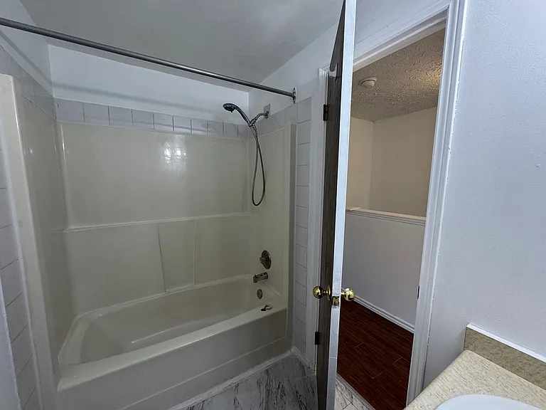 32 Ralgreen Cres #4 — Photo 9