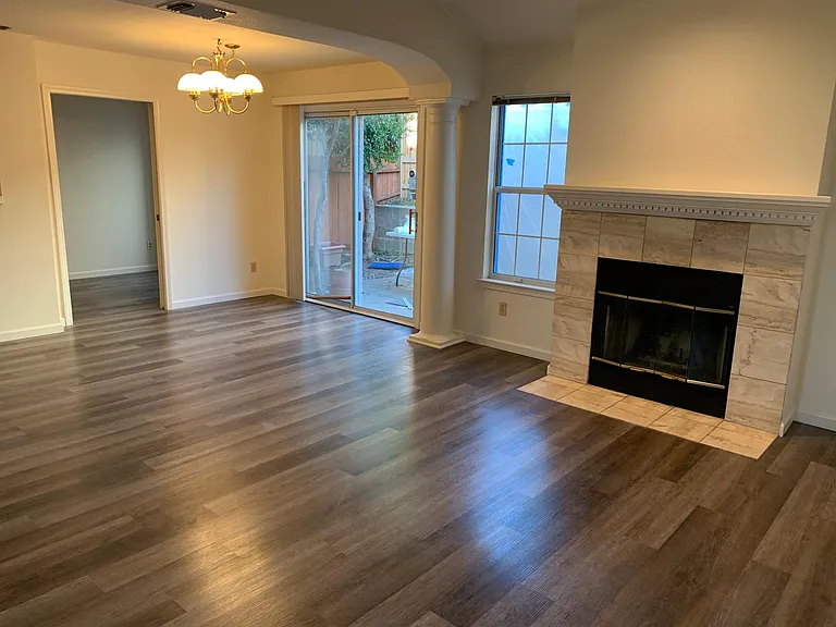 4020 Eastwood Village Ln — Photo 3