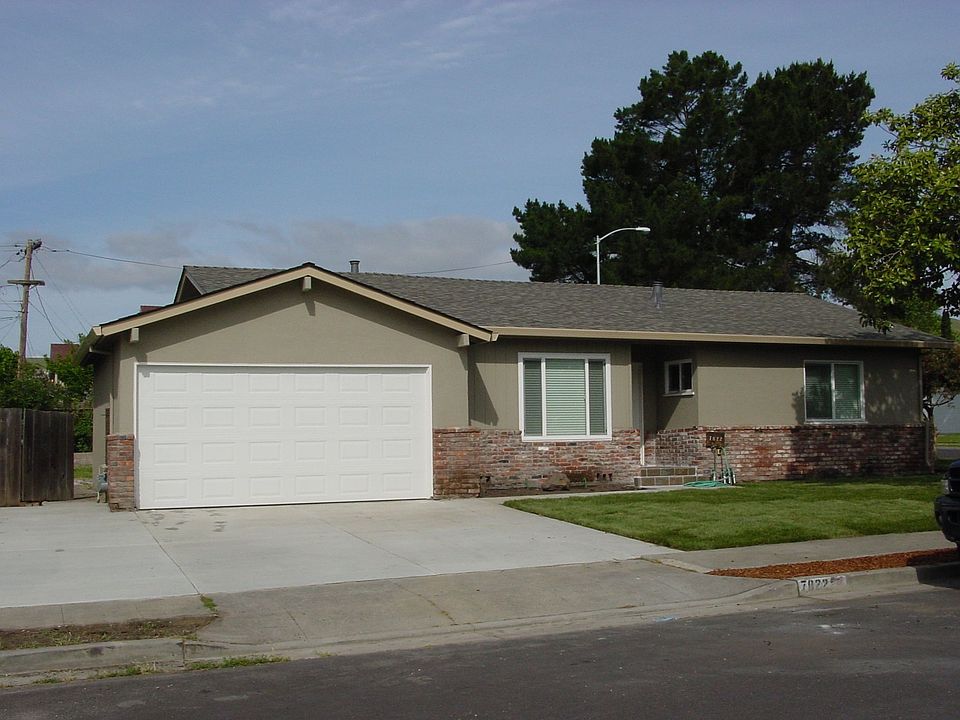 New roof, garage door, drvwy,landscaping