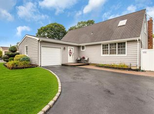 110 Shenandoah Blvd N, Nesconset, NY 11767