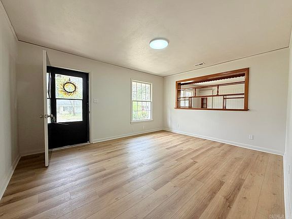 5th image of 901 Valley Dr