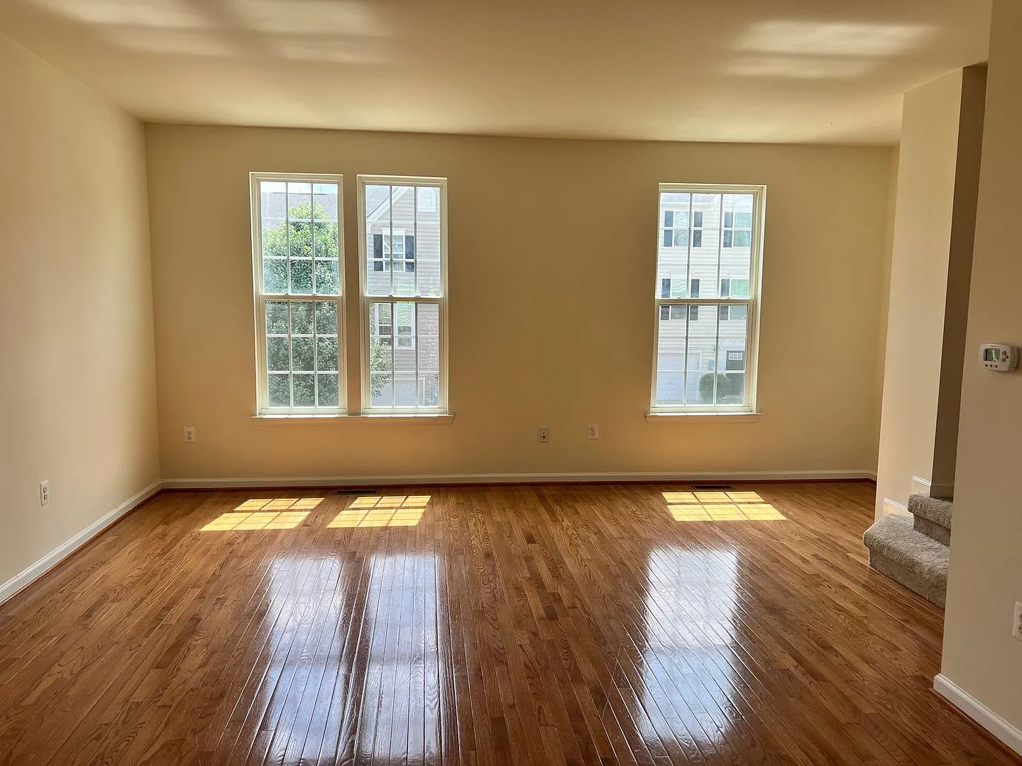 Stylish 3-Level Townhome with Garage in Riverwood — Photo 4