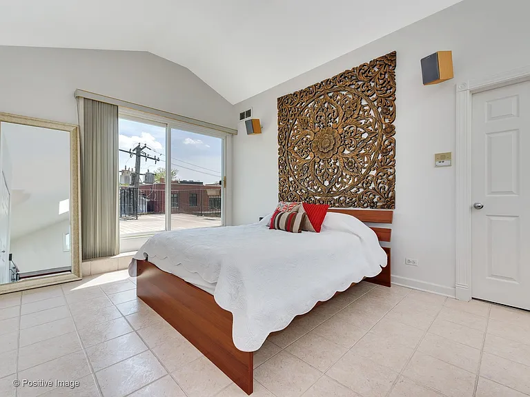 1213 W Roscoe St — Photo 24