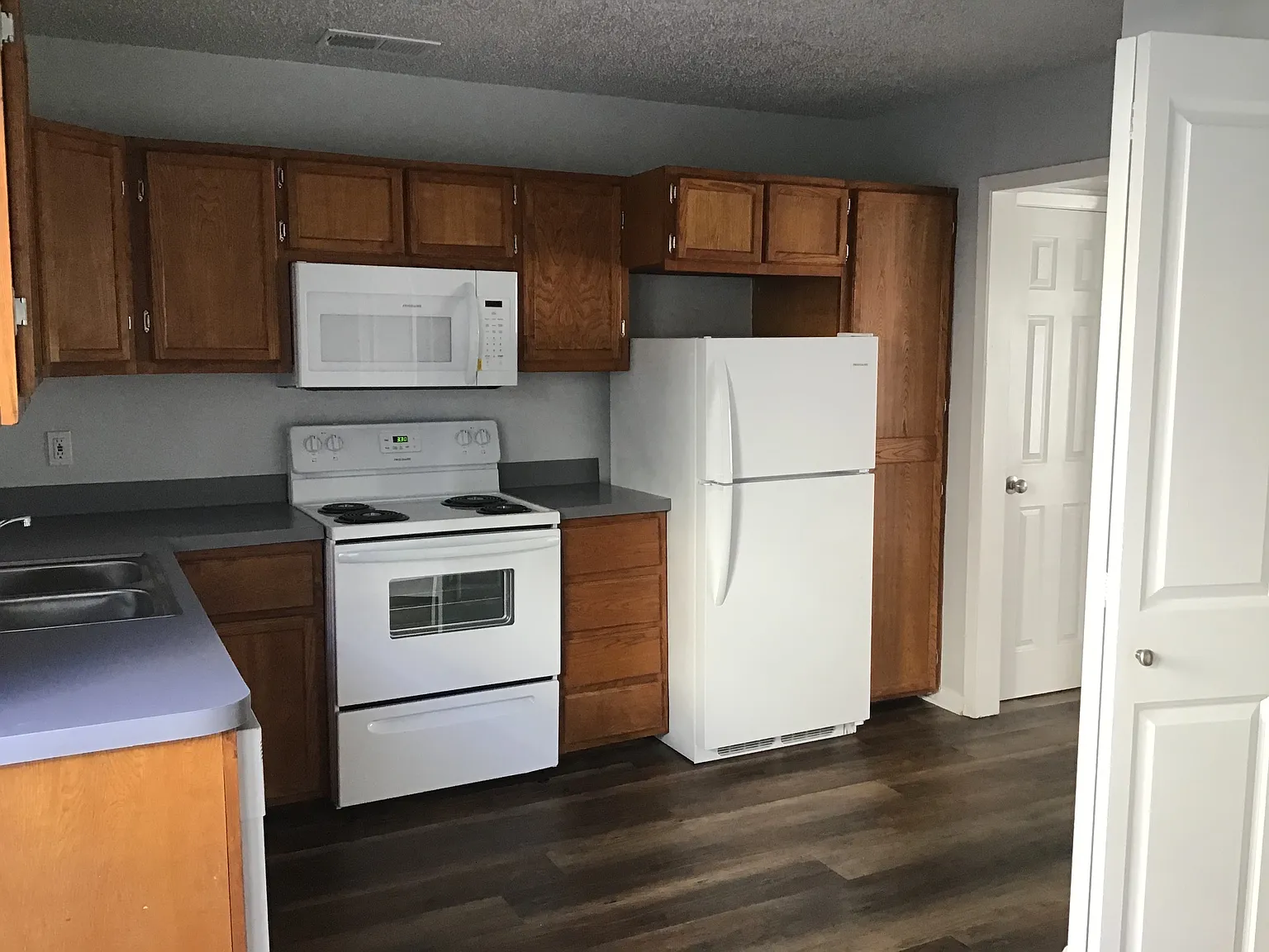 2 bed, 1.5 bath, 872 sqft, $1,050 — Photo 3
