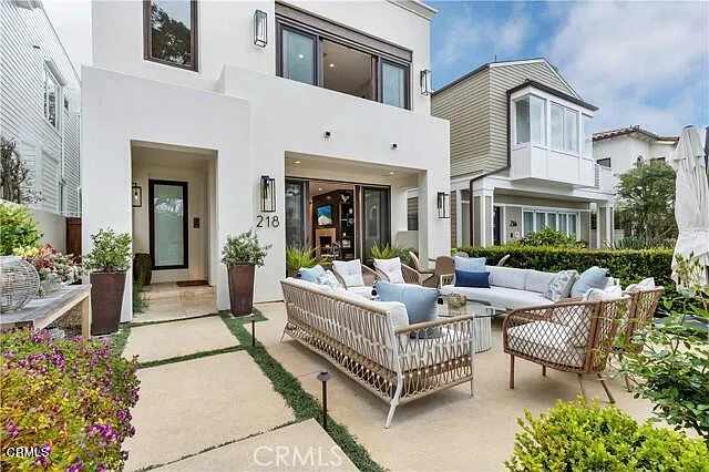 Photo 2 of 15 - 218 Narcissus Ave - Corona Del Mar, CA Building Photo - 218 Narcissus Ave