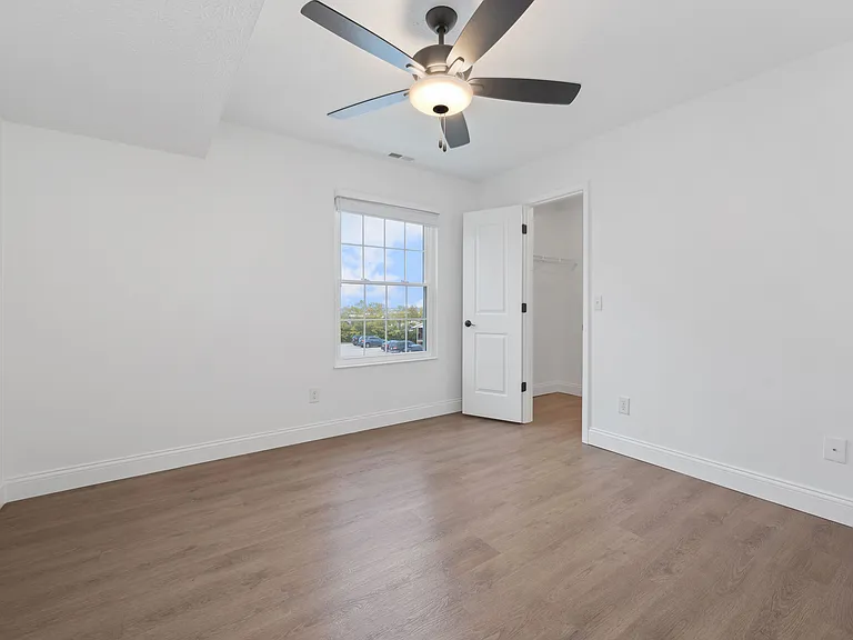 Experience comfort in this bright and airy bedroom, perfectly designed for relaxation. Experience comfort in this bright and airy bedroom, perfectly designed for relaxation.