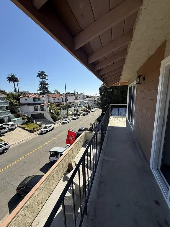 212 W Escalones — Photo 3