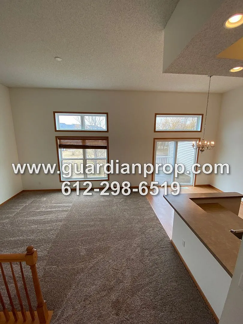 Townhouse Available October 1, High Ceilings, Open Floor Plan, Lower Family Room w/Fireplace, Bal... — Photo 3