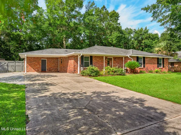 514 Sunset Dr, Bay Saint Louis, MS 39520