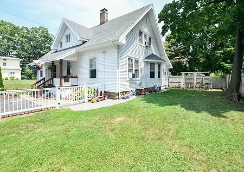 1st image of 1544 Stanley St