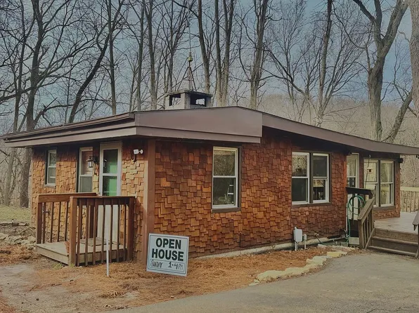 9919 Shawondassee Dr, Dubuque, IA 52003