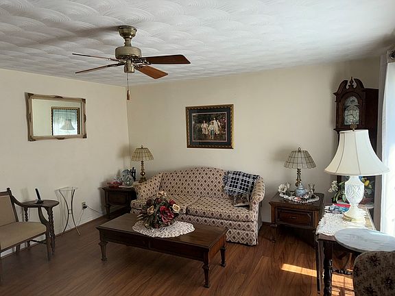 5th image of 426 Mimosa St