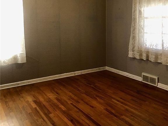 5th image of 213 S Central St