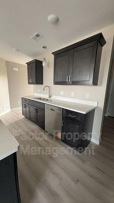 3 bed, 2.5 bath, 1800 sqft, $2,295 — Photo 3