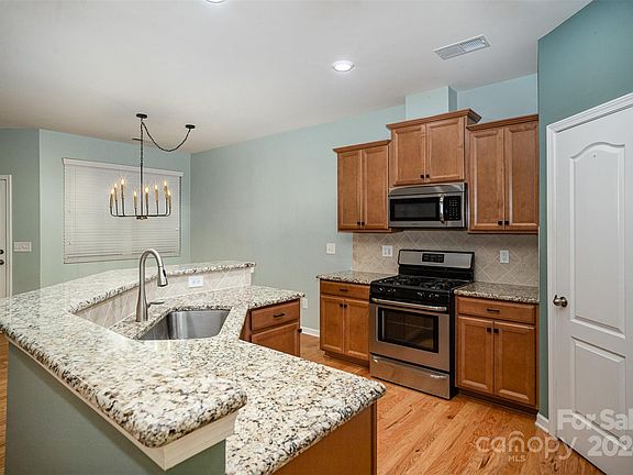 3rd image of 2716 Sawbridge Ln
