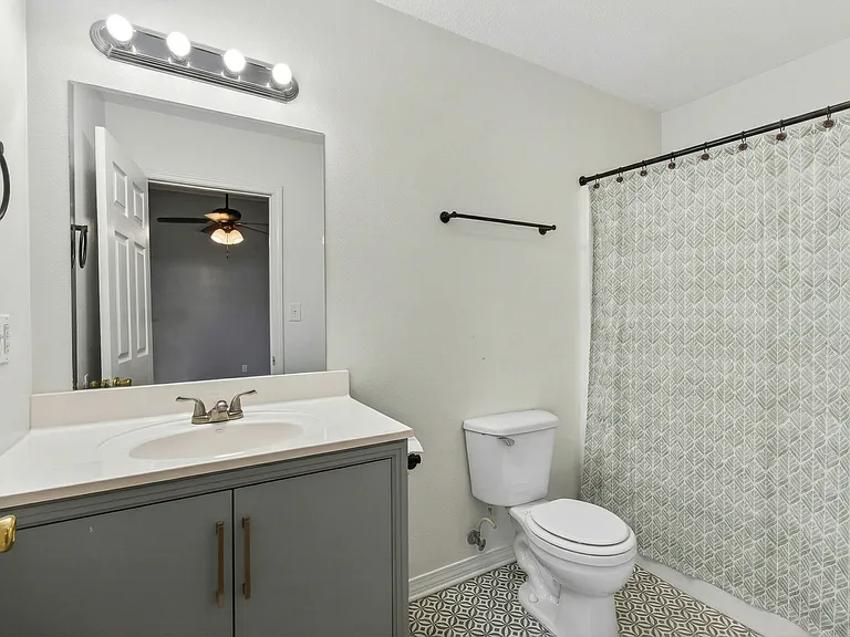 637 23rd St #B — Photo 3