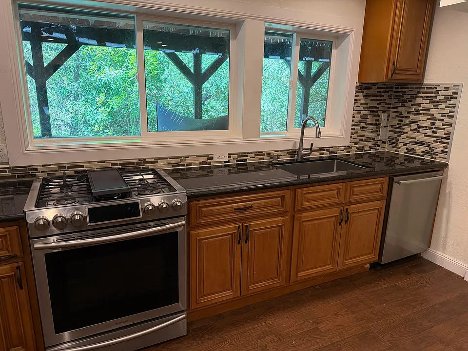 Kitchen - a lot of cabinets