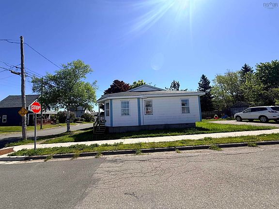 4th image of 102 Henry St #100
