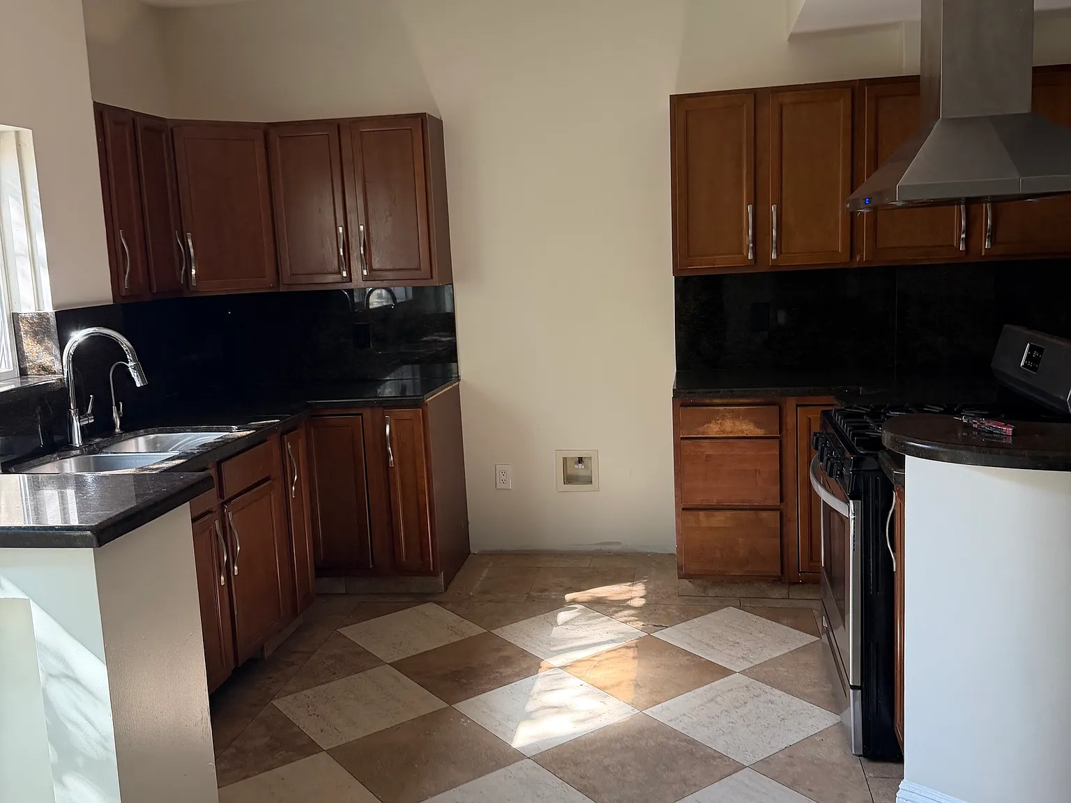 3 bed, 2.5 bath, 1800 sqft, $3,250 — Photo 3
