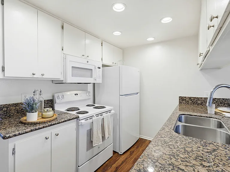 Sandpiper Apartments — Photo 17