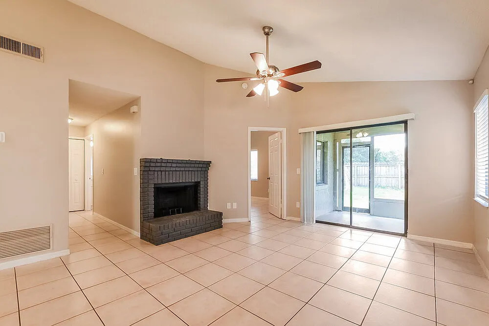 3 bed, 2.0 bath, 1179 sqft, $2,085 — Photo 4