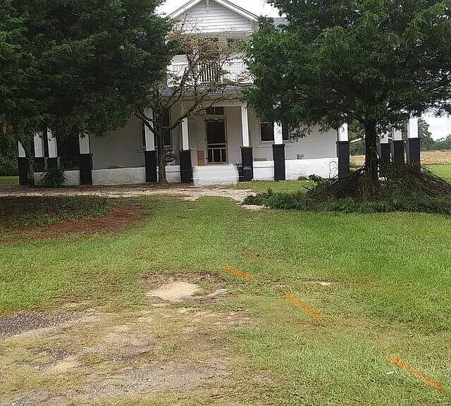 two story country home located 6 miles north of Hartsville minutes from Duke Energy, Sonoco and Tally Metals. This home has just been painted.
Master bedroom downstairs, 300 sq t family room 20 ft kitchen and large dining room downstairs two large beddr