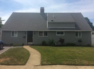 20 Radial Ln, Levittown, NY 11756