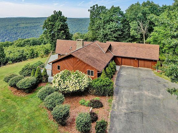 3rd image of 225 Evergreen Ln