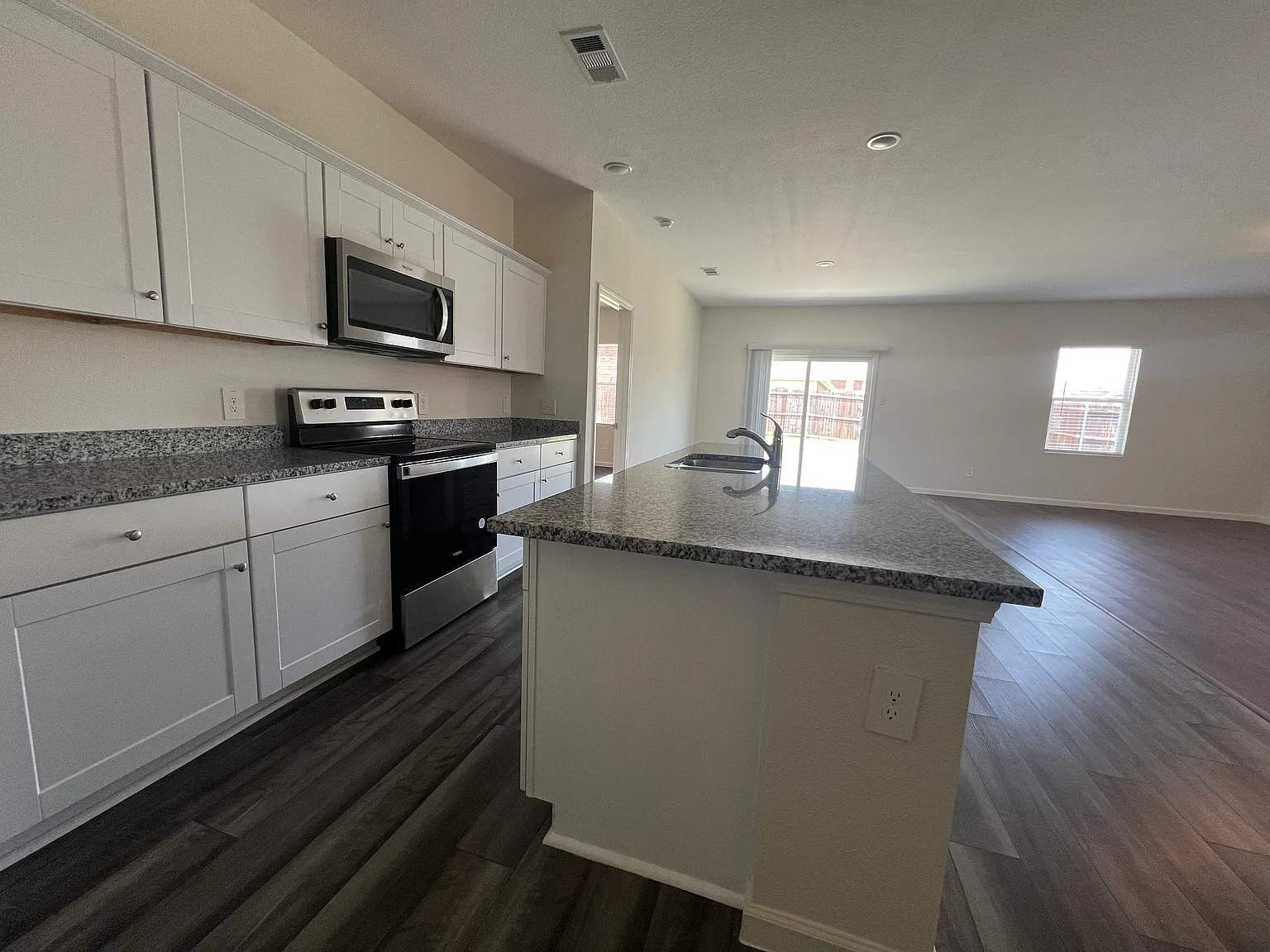 4 bed, 1800 sqft, $2,350 — Photo 2