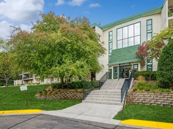 10411 Cedar Lake Rd APT 516, Minnetonka, MN 55305
