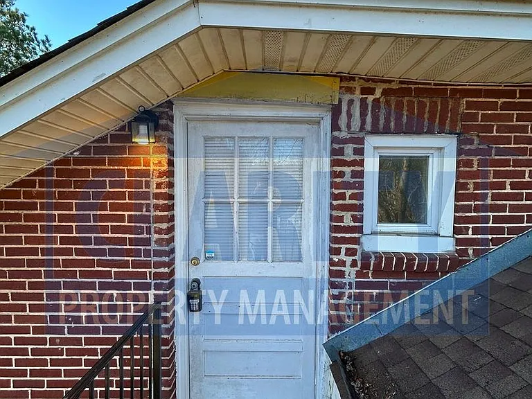 225 1/4 20th St NE — Photo 3