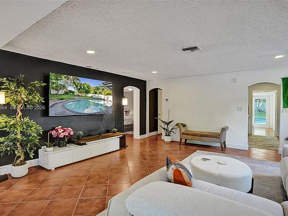 5th image of 1022 NE 34th Ct