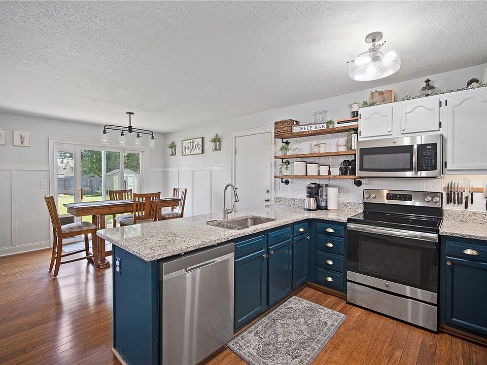 1st image of 204 Walnut Dr NW