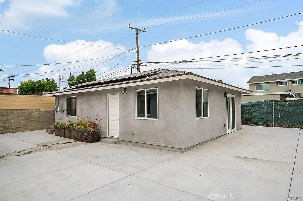 2 bed, 865 sqft, $2,700 — Photo 1