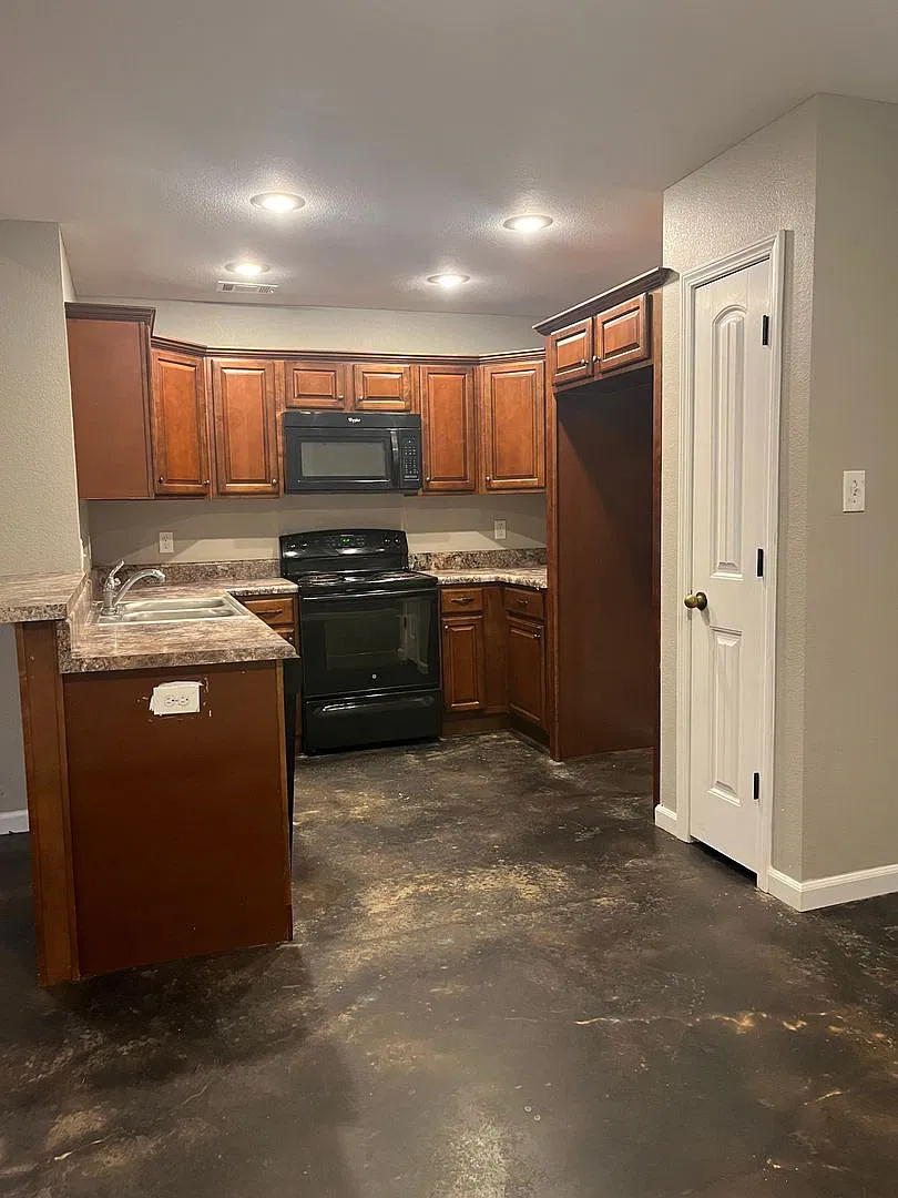 3 Bed / 2 Bath Available Now! — Photo 3