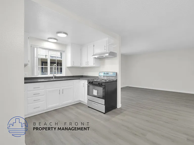 1635 Locust Ave — Photo 2