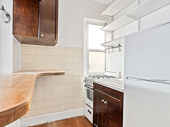 4th image of 139 Norfolk St APT 4D