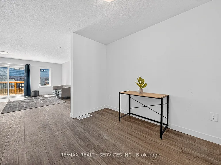 95 Queensbrook Cres — Photo 4