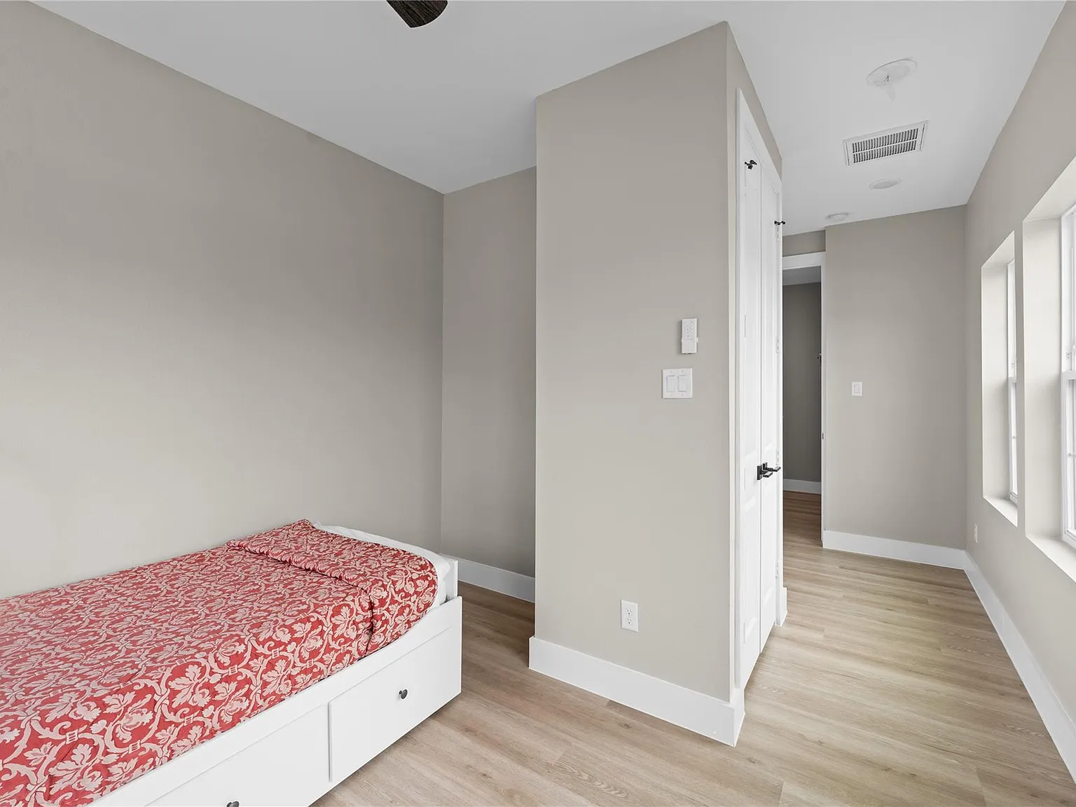 3 bed, 2.5 bath, 2325 sqft, $2,700 — Photo 4