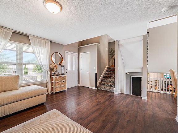 4th image of 257 NE Chateau Dr